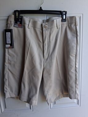 TravelSmith Men’s Light Beige Flat-Front Travel Shorts